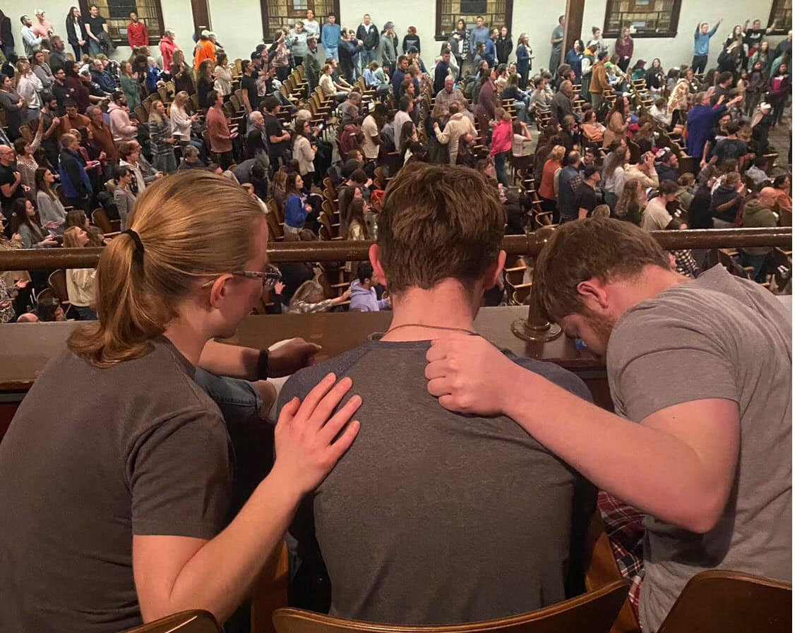 坐在二樓的學生們也相互擁抱、代禱。（圖／翻攝自FB@Vlad Savchuk）